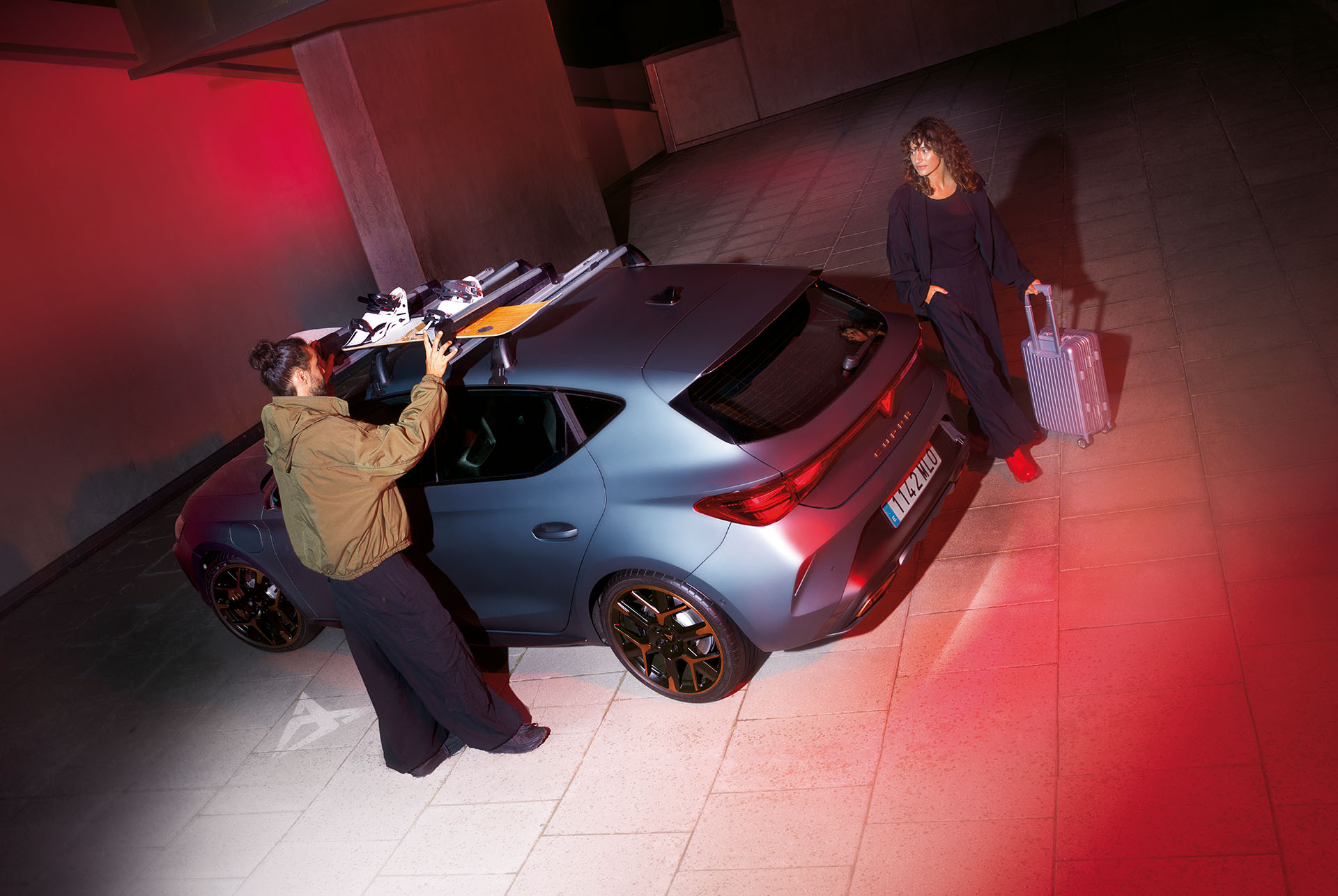 side view of new Cupra Leon 2025 thule roof ski rack