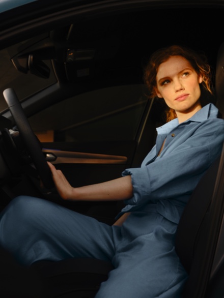 Woman sitting inside the new CUPRA Formentor holding the steering wheel