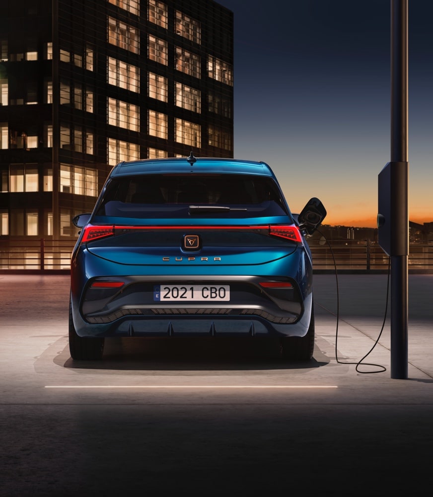 CUPRA%20Born%20Aurora%20blue%20colour%20bumper%20rear-view%20plug%20into%20a%20CUPRA%20charger